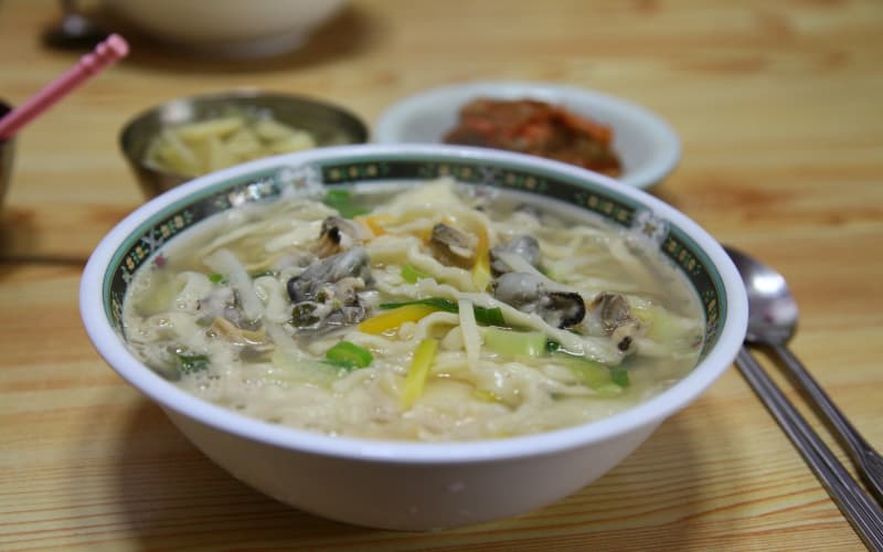 鲅鱼锅贴脆底香，焖子蒜香勾乡愁，但锅贴馅